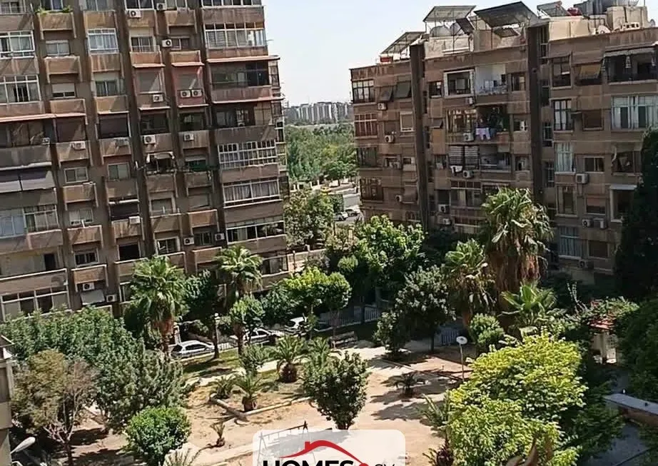 للبيع عدة غرف