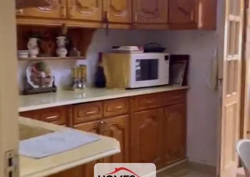 للبيع عدة غرف