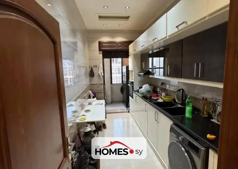للبيع عدة غرف