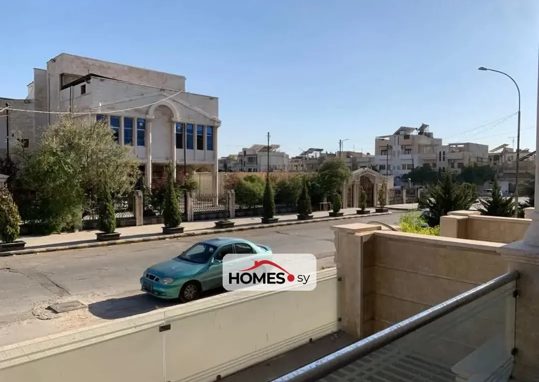 للبيع عدة غرف