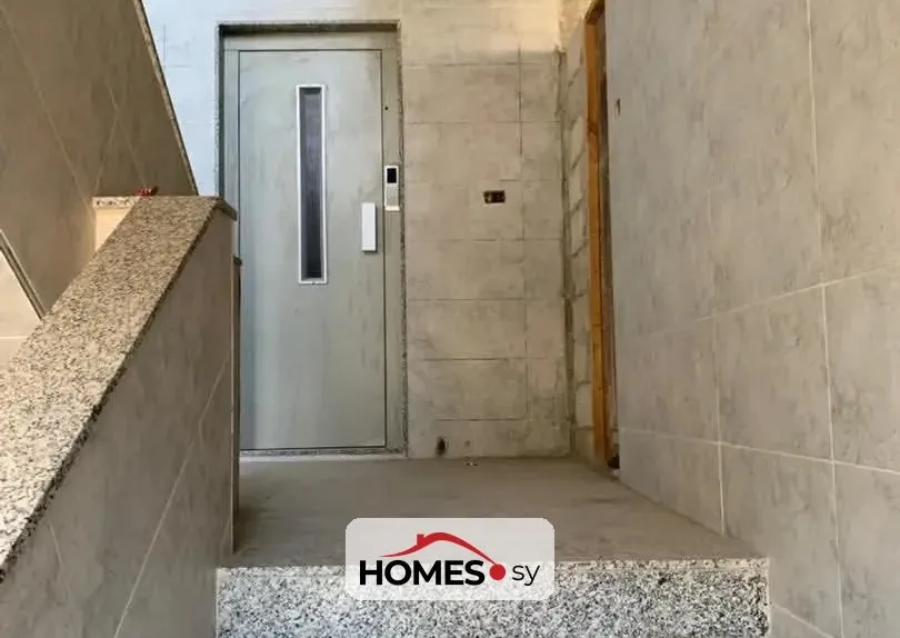 للبيع عدة غرف