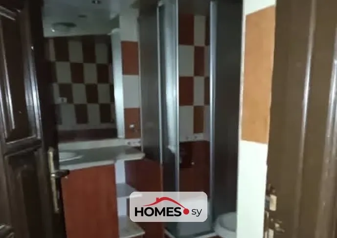 للبيع عدة غرف