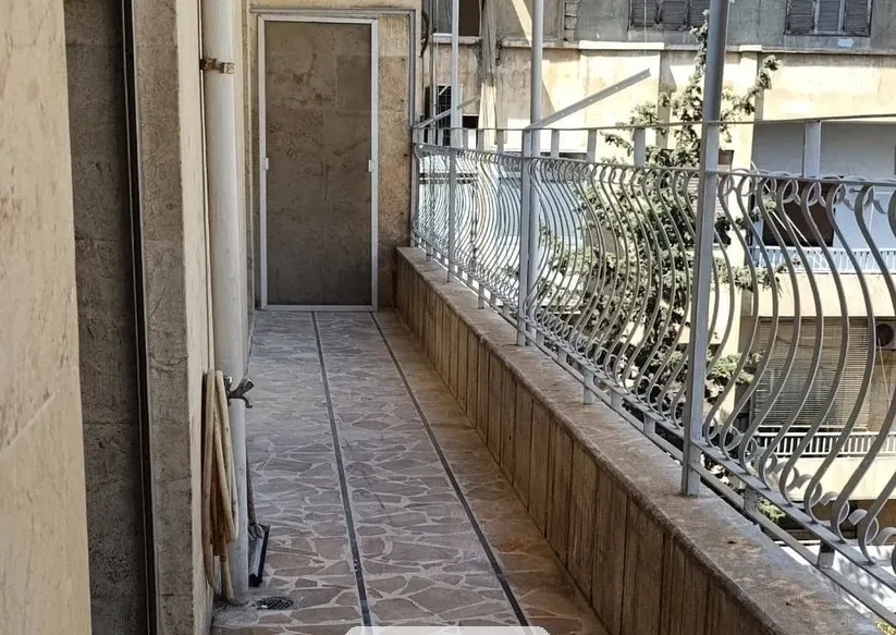 للبيع عدة غرف